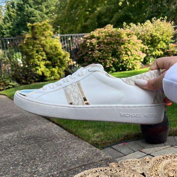 Michael Kors Irving stripe women’s lace up GOLD brand new! Worn once. - Picture 2 of 5